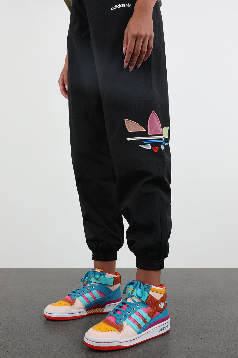 תמונת כל הלוק של Adidas x S.E.E.D Forum Mid in Multicolor